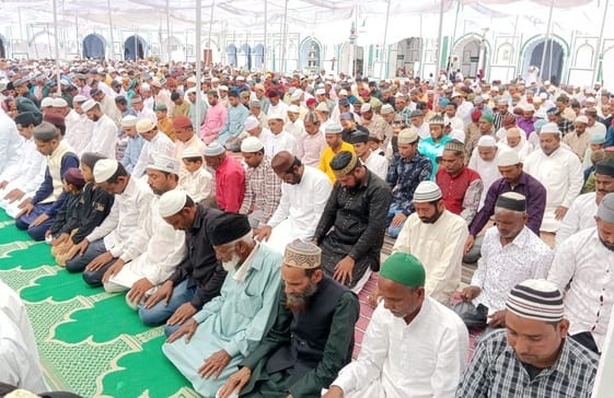 शहर की जामा मस्जिद के पास बिक रहे खिलौने वाले तोते को कुछ तरह देखकर खुश होता बच्चा।संवाद शहर की जामा मस्जिद के पास बिक रहे खिलौने वाले तोते को कुछ तरह देखकर खुश होता बच्चा।संवाद