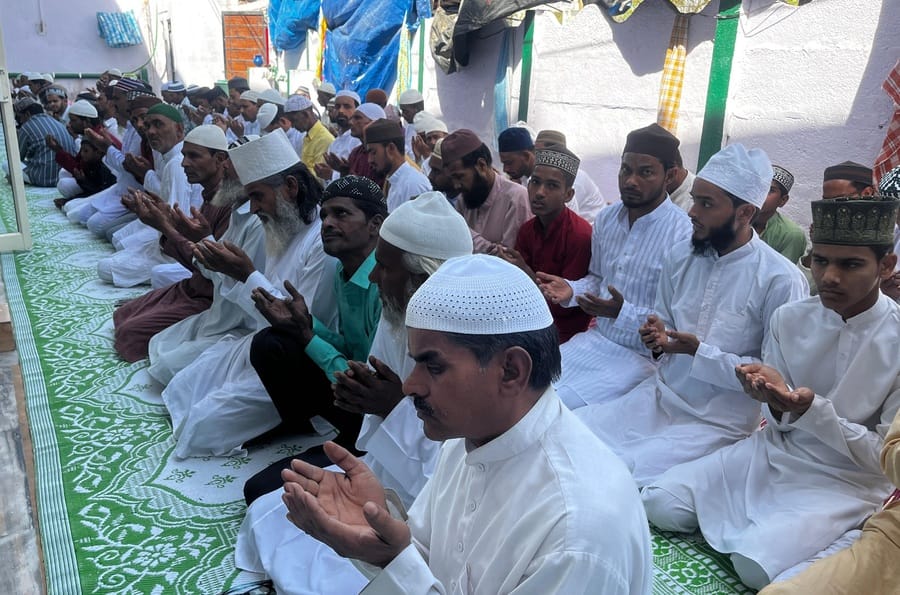 शहर की जामा मस्जिद के पास बिक रहे खिलौने वाले तोते को कुछ तरह देखकर खुश होता बच्चा।संवाद शहर की जामा मस्जिद के पास बिक रहे खिलौने वाले तोते को कुछ तरह देखकर खुश होता बच्चा।संवाद