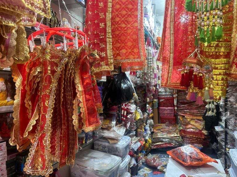 28सीटीके04 रेलवे रोड पर नवरात्र के लिए मां दुर्गा की चुनरी, पोशाक और अन्य सामग्री खरीदती महिला 28सीटीके04 रेलवे रोड पर नवरात्र के लिए मां दुर्गा की चुनरी, पोशाक और अन्य सामग्री खरीदती महिला