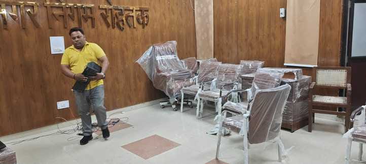28सीटीके30 नगर निगम के नए मेयर के लिए फर्नीचर को कार्यालय में रखने के लिए लेकर आते कर्मचारी। अम 28सीटीके30 नगर निगम के नए मेयर के लिए फर्नीचर को कार्यालय में रखने के लिए लेकर आते कर्मचारी। अम