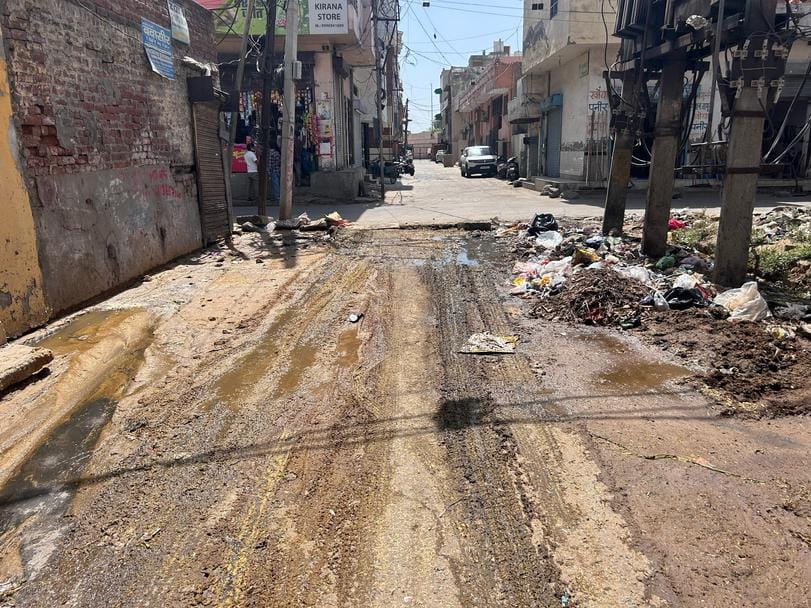28सीटीके39 माल गोदाम रोड स्थित डेयरी मौहल्ले में गोबर डालने से हुआ बुरा हाल। संवाद