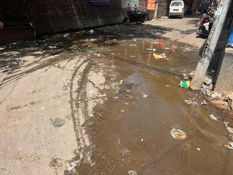 28सीटीके39 माल गोदाम रोड स्थित डेयरी मौहल्ले में गोबर डालने से हुआ बुरा हाल। संवाद