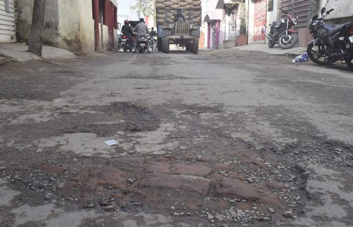 आंबेडकर चौराहे से गांधी पार्क जाने वाला जर्जर मार्ग। संवाद आंबेडकर चौराहे से गांधी पार्क जाने वाला जर्जर मार्ग। संवाद