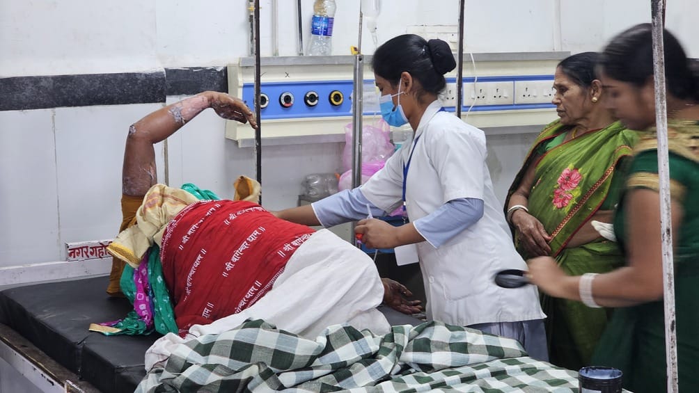 बागेश्वर धाम में बड़ा हादसा आरती के दौरान दर्शन के लिए आई महिला को लग गई आग, दीपक से लगी साड़ी म बागेश्वर धाम में बड़ा हादसा आरती के दौरान दर्शन के लिए आई महिला को लग गई आग, दीपक से लगी साड़ी म