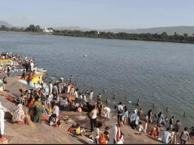 भूतड़ी अमावस्या पर आवली घाट पर रात से शुरू हो गया था स्नान करने का सिलसिला