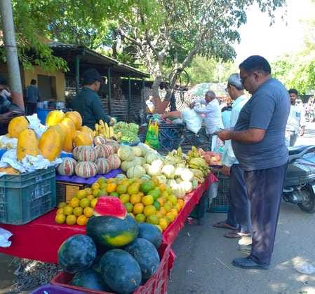 बाजार में नवरात्र को लेकर पूजन साम्रगी खरीदती महिलाएं। संवाद बाजार में नवरात्र को लेकर पूजन साम्रगी खरीदती महिलाएं। संवाद