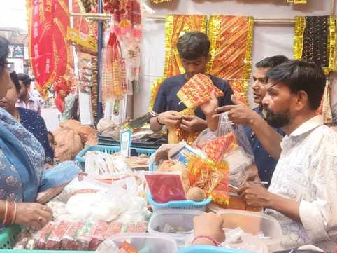 बाजार में नवरात्र को लेकर पूजन साम्रगी खरीदती महिलाएं। संवाद बाजार में नवरात्र को लेकर पूजन साम्रगी खरीदती महिलाएं। संवाद