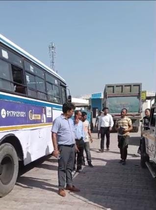 एटीएस सेंटर पर फिटनेस के लिए आई बस का हाल। अमर उजाला