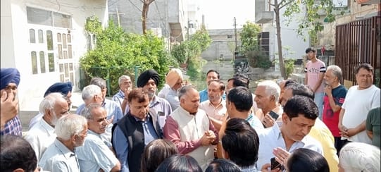 फोटो 06: सोनीपत के डबल स्टोरी में लोगों की समस्याएं सुनते मेयर राजीव जैन। स्रोत: प्रवक्ता