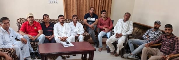 फोटो 12- सोनीपत के खरखौदा के विश्राम गृह में पत्रकारों से बातचीत करते पंचायत आयोजक समिति के सदस फोटो 12- सोनीपत के खरखौदा के विश्राम गृह में पत्रकारों से बातचीत करते पंचायत आयोजक समिति के सदस