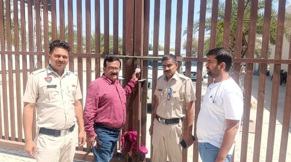 फोटो 17: सोनीपत के मुरथल रोड पर बैंक्वेट हॉल सील करते नगर निगम के क्षेत्रीय कर अधिकारी राजेंद्र फोटो 17: सोनीपत के मुरथल रोड पर बैंक्वेट हॉल सील करते नगर निगम के क्षेत्रीय कर अधिकारी राजेंद्र