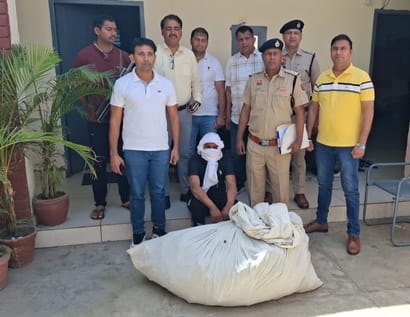 फोटो :23: सोनीपत के विवि में अफीम की खेती करने के आरोप में गिरफ्तार आरोपी व पुलिस टीम। संवाद फोटो :23: सोनीपत के विवि में अफीम की खेती करने के आरोप में गिरफ्तार आरोपी व पुलिस टीम। संवाद