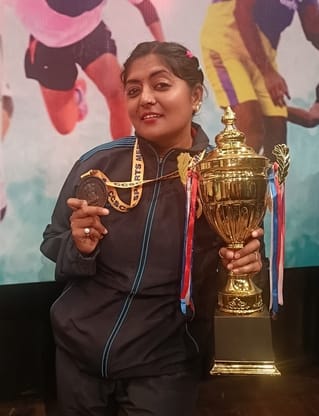फोटो 27- सोनीपत के सेक्टर-23 निवासी एवं हरियाणा खो-खो टीम की कप्तान पूनम रानी ट्रॉफी व पदक दिखा