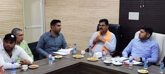 फोटो 32: सोनीपत के गन्नौर नपा कार्यालय में पार्षदों की शिकायत सुनते निगम आयुक्त हर्षित कुमार। स फोटो 32: सोनीपत के गन्नौर नपा कार्यालय में पार्षदों की शिकायत सुनते निगम आयुक्त हर्षित कुमार। स