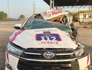 फोटो 35: सोनीपत के केएमपी एक्सप्रेस वे पर हादसे में क्षतिग्रस्त हुई डायल-112 की गाड़ी। संवाद