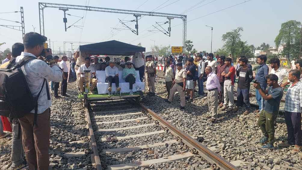 फाटक बंद रहने से लगा जाम। फाटक बंद रहने से लगा जाम।