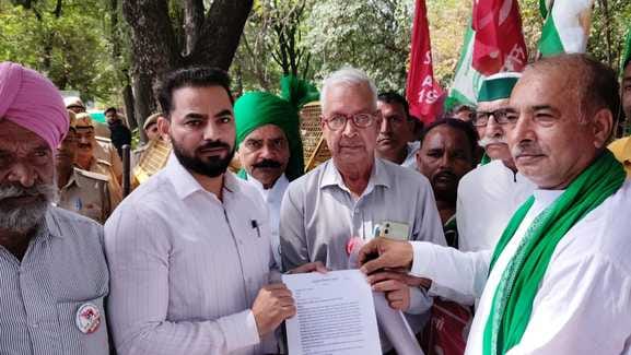 जगाधरी अनाज मंडी में प्रदर्शन करते किसान मोर्चा के पदाधिकारी। संवाद जगाधरी अनाज मंडी में प्रदर्शन करते किसान मोर्चा के पदाधिकारी। संवाद