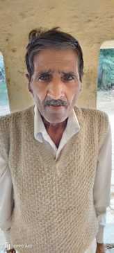 जानसठ में दंपती की मौत होने पर घर के बाहर मौजूद लोग। स्रोतः संवाद