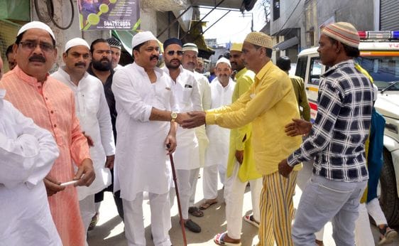 ककराला में काली पट्टी बांधकर बक्फ बोर्ड संसोधन बिल का विरोध करते नमाजी। संवाद ककराला में काली पट्टी बांधकर बक्फ बोर्ड संसोधन बिल का विरोध करते नमाजी। संवाद