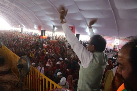 केन्द्रीय कृषि मंत्री शिवराज सिंह चौहान प्रधानमंत्री ग्रामीण आवास योजना के हितग्राही सम्मेलन को