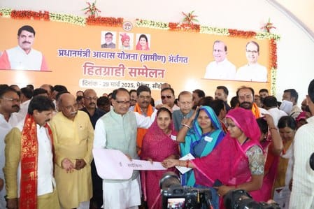 केन्द्रीय कृषि मंत्री शिवराज सिंह चौहान प्रधानमंत्री ग्रामीण आवास योजना के हितग्राही सम्मेलन को