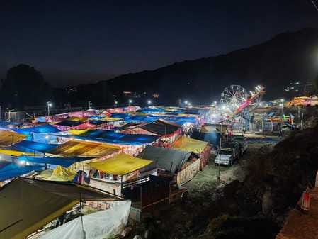 खनियारा छिंज मेले के शुभारंभ पर निकाली शोभा यात्रा में भाग लेते हुए उपायुक्त और अन्य। स्रोत: आय