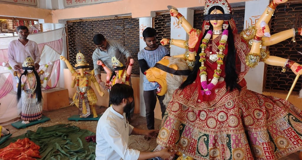 नवरात्रि की पूजा के लिए हो रही खरीदारी। संवाद नवरात्रि की पूजा के लिए हो रही खरीदारी। संवाद