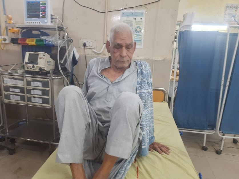 सोनीपत के लघु सचिवालय में मधुमक्खियों के हमले से बचने के लिए सिर पर कपड़ा ढककर भागते लोग। संवाद सोनीपत के लघु सचिवालय में मधुमक्खियों के हमले से बचने के लिए सिर पर कपड़ा ढककर भागते लोग। संवाद