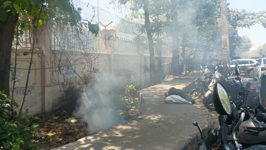 सोनीपत के लघु सचिवालय में मधुमक्खियों के हमले से बचने के लिए सिर पर कपड़ा ढककर भागते लोग। संवाद सोनीपत के लघु सचिवालय में मधुमक्खियों के हमले से बचने के लिए सिर पर कपड़ा ढककर भागते लोग। संवाद