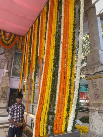 शक्तिपीठ बजरेशवरी मंदिर में दिल्ली से पहुंचे रंग बिरंगे फूल