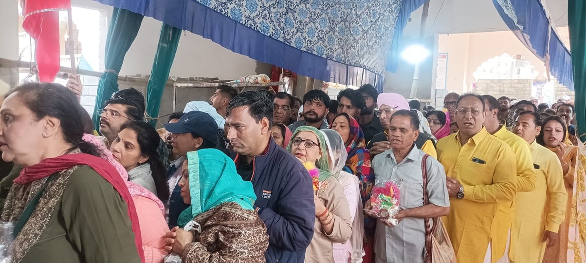 शक्तिपीठ बजरेशवरी मंदिर में दिल्ली से पहुंचे रंग बिरंगे फूल