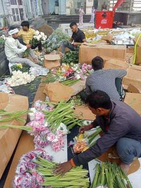 शक्तिपीठ बजरेशवरी मंदिर में दिल्ली से पहुंचे रंग बिरंगे फूल