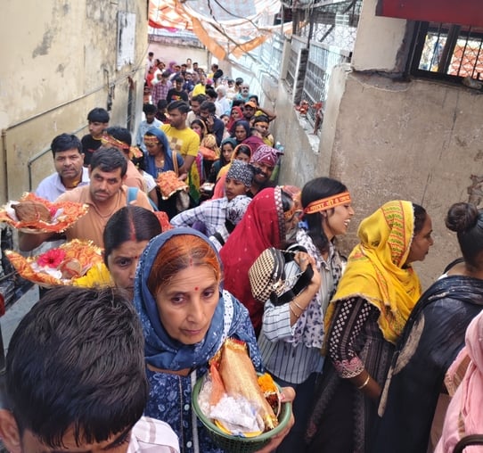 शक्तिपीठ बजरेशवरी मंदिर में दिल्ली से पहुंचे रंग बिरंगे फूल