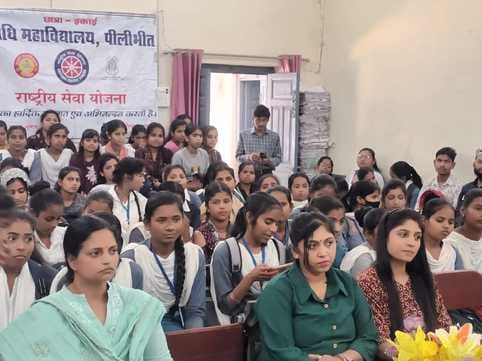 उपाधि कॉलेज में छात्र-छात्राओं को संबोधित करते सीओ शुभम पटेल। संवाद