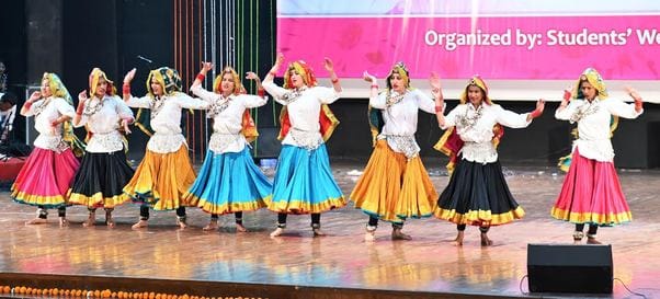 29सीटीके44-एमडीयू में रंग तरंग कार्यक्रम में सेल्फी लेती छात्राएं। स्रोत:एमडीयू 29सीटीके44-एमडीयू में रंग तरंग कार्यक्रम में सेल्फी लेती छात्राएं। स्रोत:एमडीयू