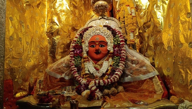 चैत्र नवरात्रि के पहले दिन मां तुलजा भवानी और मां चामुंडा माता मंदिर में दर्शन करने पहुंचे श्रद