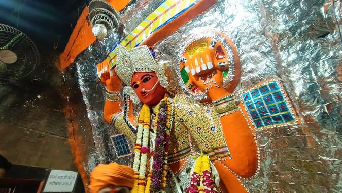 चैत्र नवरात्रि के पहले दिन मां तुलजा भवानी और मां चामुंडा माता मंदिर में दर्शन करने पहुंचे श्रद