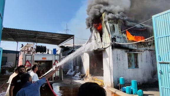 फायर सेफ्टी लोरी में निजी टैंकर की मदद से मौके पर ही पानी डलवाया गया