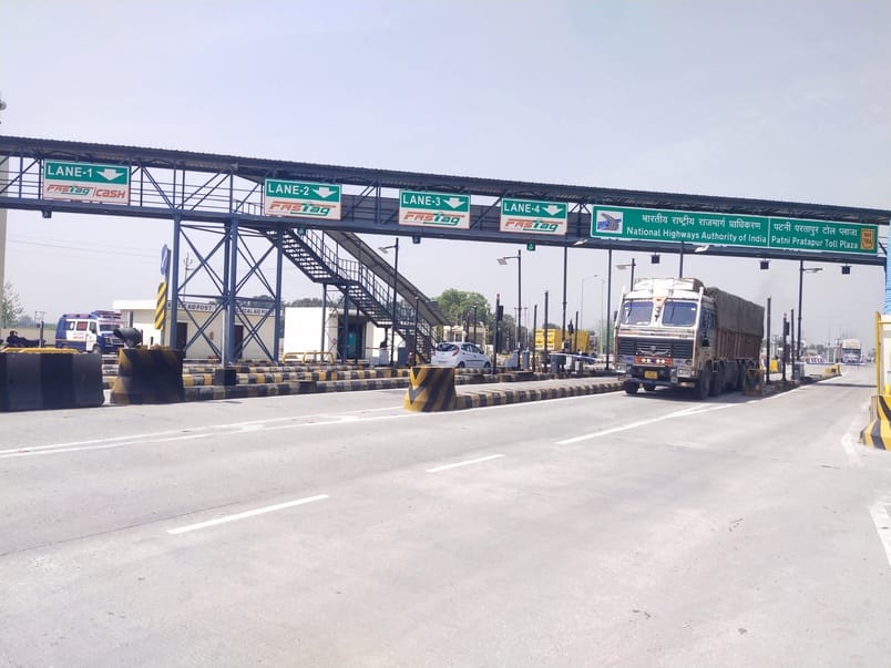 झिंझाना में  पटनी परतापुर  टोल प्लाजा की खबर से सम्बधित परिचर्चा फोटो  कांग्रेस नेता अश्वनी शर