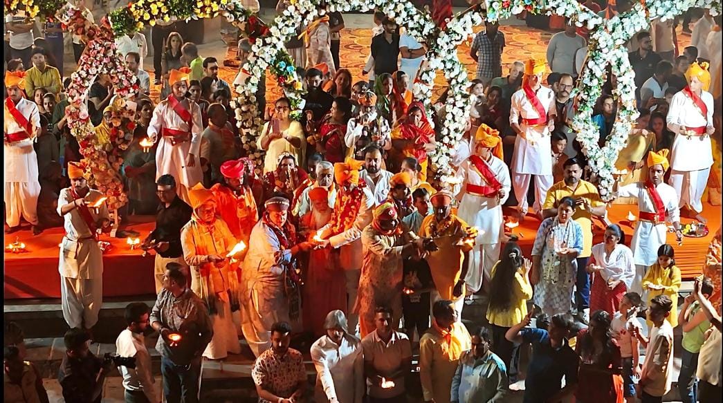 कलश यात्रा का स्वागत करती महिलाएं एवं गंगा आरती कलश यात्रा का स्वागत करती महिलाएं एवं गंगा आरती