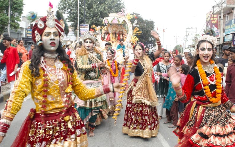 कुरुक्षेत्र। शोभा यात्रा की अगुवाई करती 5100 कलशधारी महिलाएं। संवाद
