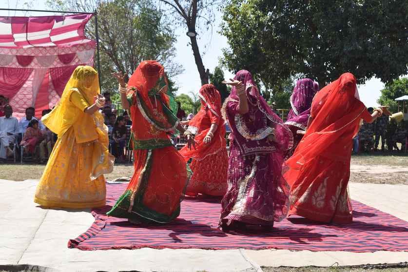 राजस्थान दिवस पर सांस्कृतिक प्रस्तुति देते कलाकार
