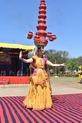 राजस्थान दिवस पर सांस्कृतिक प्रस्तुति देते कलाकार