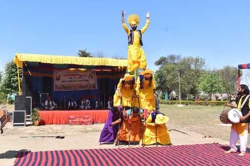 राजस्थान दिवस पर सांस्कृतिक प्रस्तुति देते कलाकार