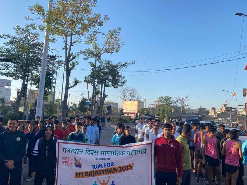 रन फ़ॉर फिट राजस्थान दौड़ में प्रतिभागियों को हरी झंडी दिखाकर रवाना करते विधायक व कलेक्टर