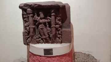 संग्रहालय में रखी प्रतिमाएं