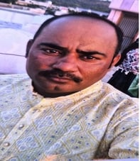 सिरोही। रेलवे पुलिस थाना एवं वांछित आरोपी विकास कुमार फोटो।