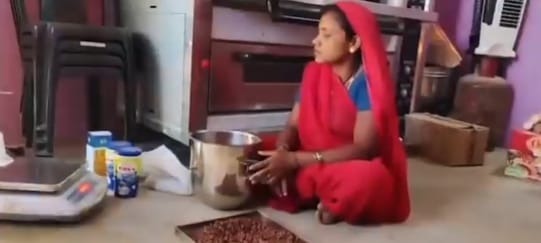 सांसद बंटी साहू पीएम मोदी को कुकीज़ देते हुए