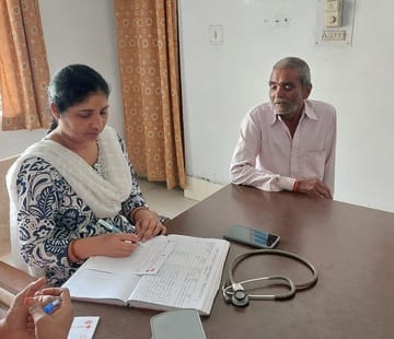 शहर की पीएचसी पुराना अस्तपताल में खाली पड़ी चिकित्सक की कुर्सी।संवाद शहर की पीएचसी पुराना अस्तपताल में खाली पड़ी चिकित्सक की कुर्सी।संवाद