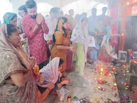 शहर के यशवंतरी देवी मंदिर में पूजा अर्चना करते श्रंद्धालु।संवाद